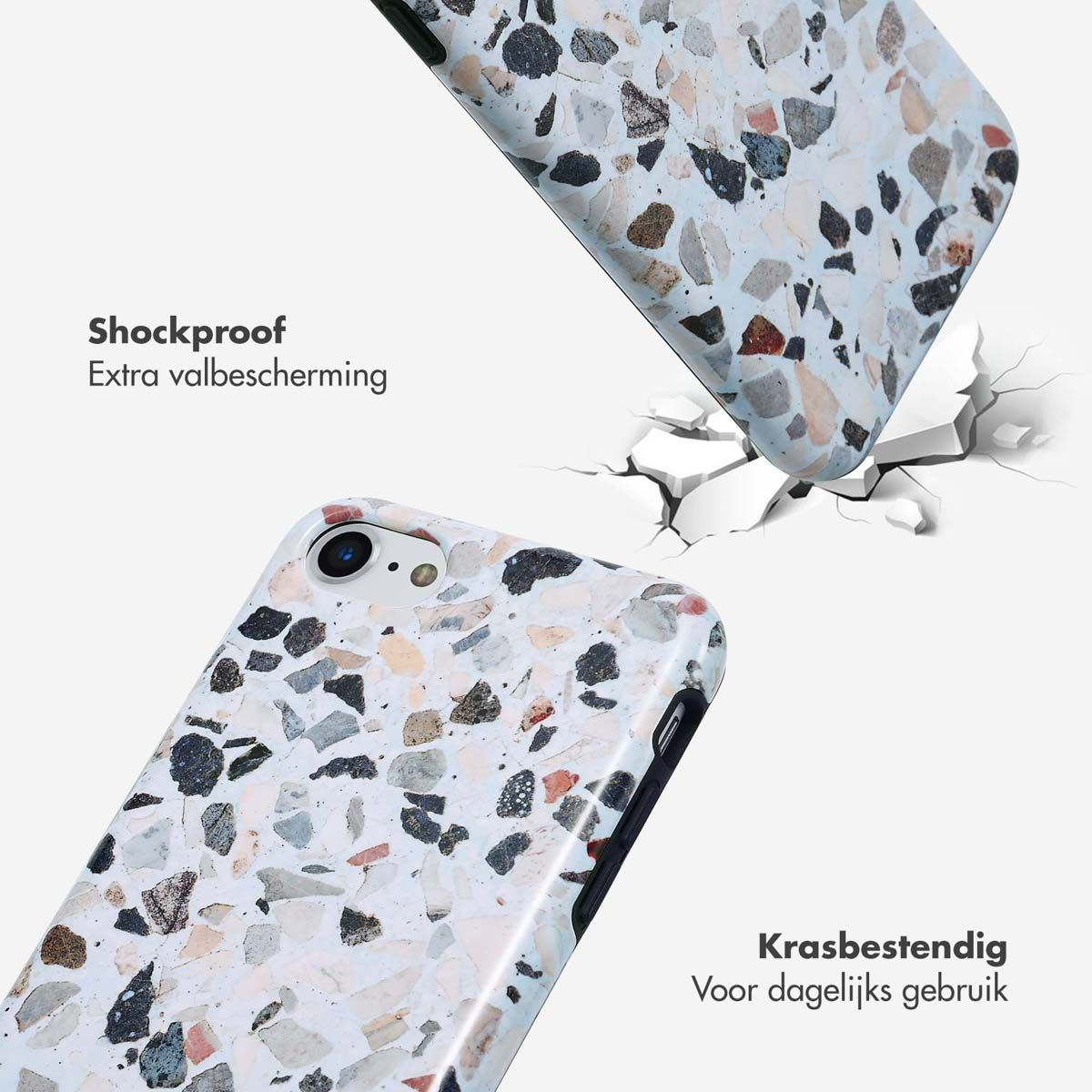 Twee telefoonhoesjes met terrazzo-ontwerp, één valt, de andere ligt op de grond. Tekst geeft schokbestendigheid en krasbestendigheid aan.