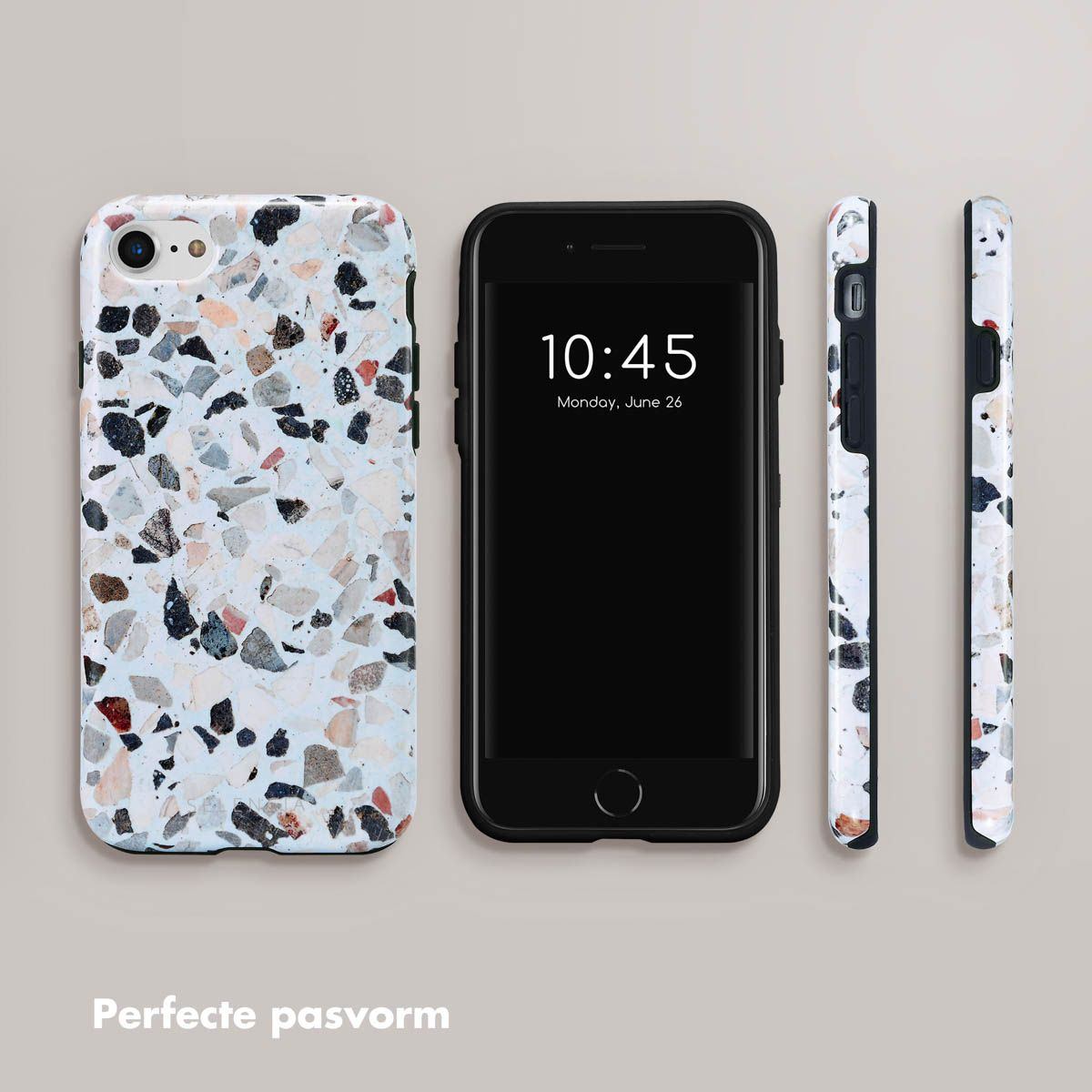 Een telefoon met drie hoesjes, één op de telefoon en twee los. De hoesjes zijn wit met kleurrijke steenpatronen.