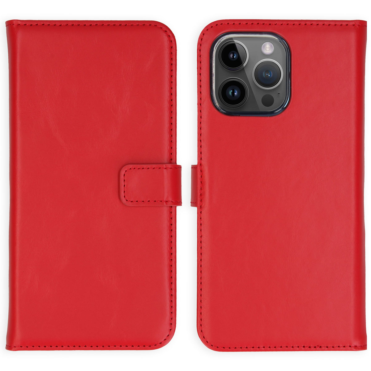Een rode leren telefoonhoes, open. De linkerkant heeft een flap met sluiting. De rechterkant houdt de telefoon vast.