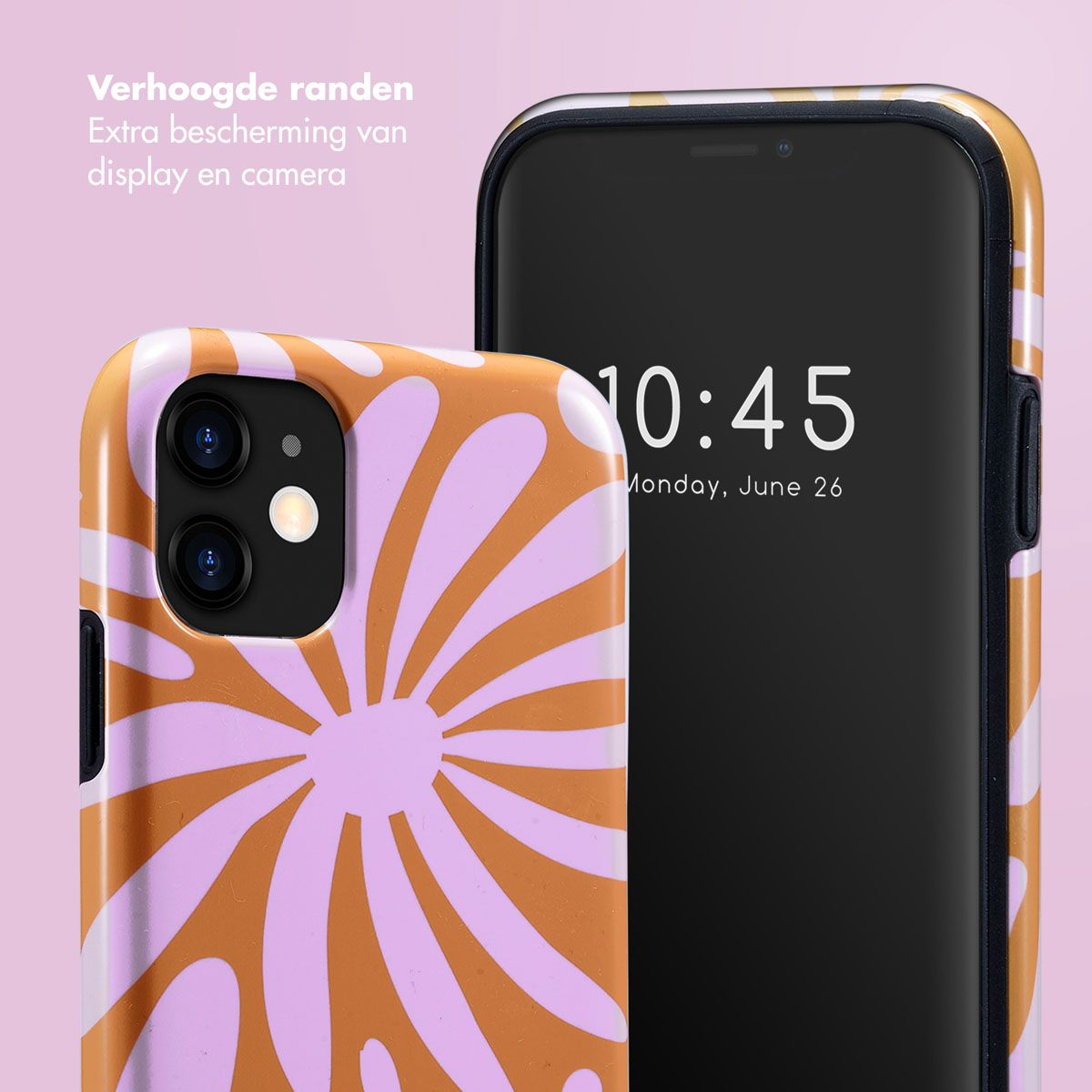 Un téléphone avec un étui floral affiche l'heure 10:45 sur son écran. L'étui a un motif floral orange et rose.