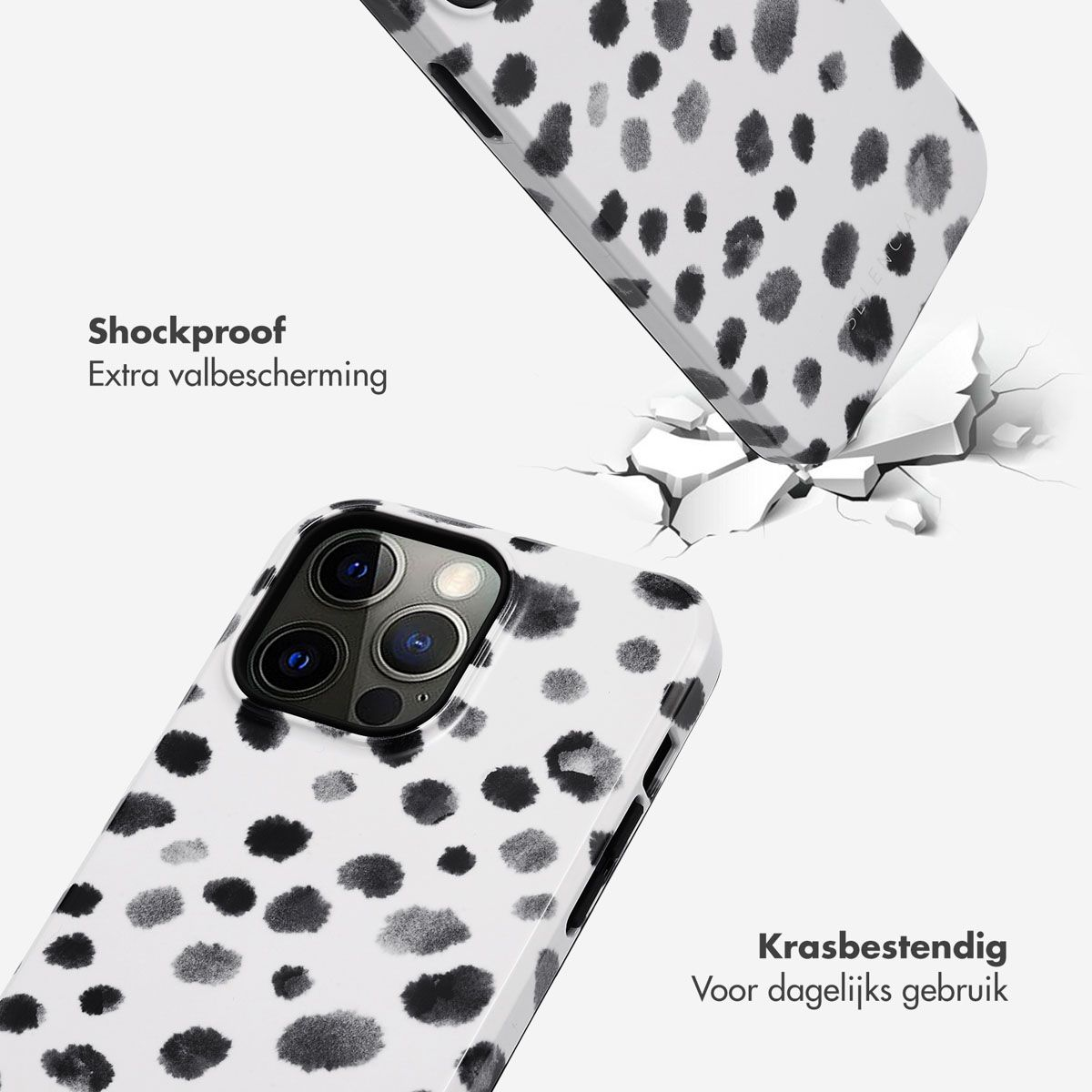Een telefoonhoesje met zwarte stippen op een witte achtergrond breekt een oppervlak. Tekst zegt schokbestendig en krasbestendig.