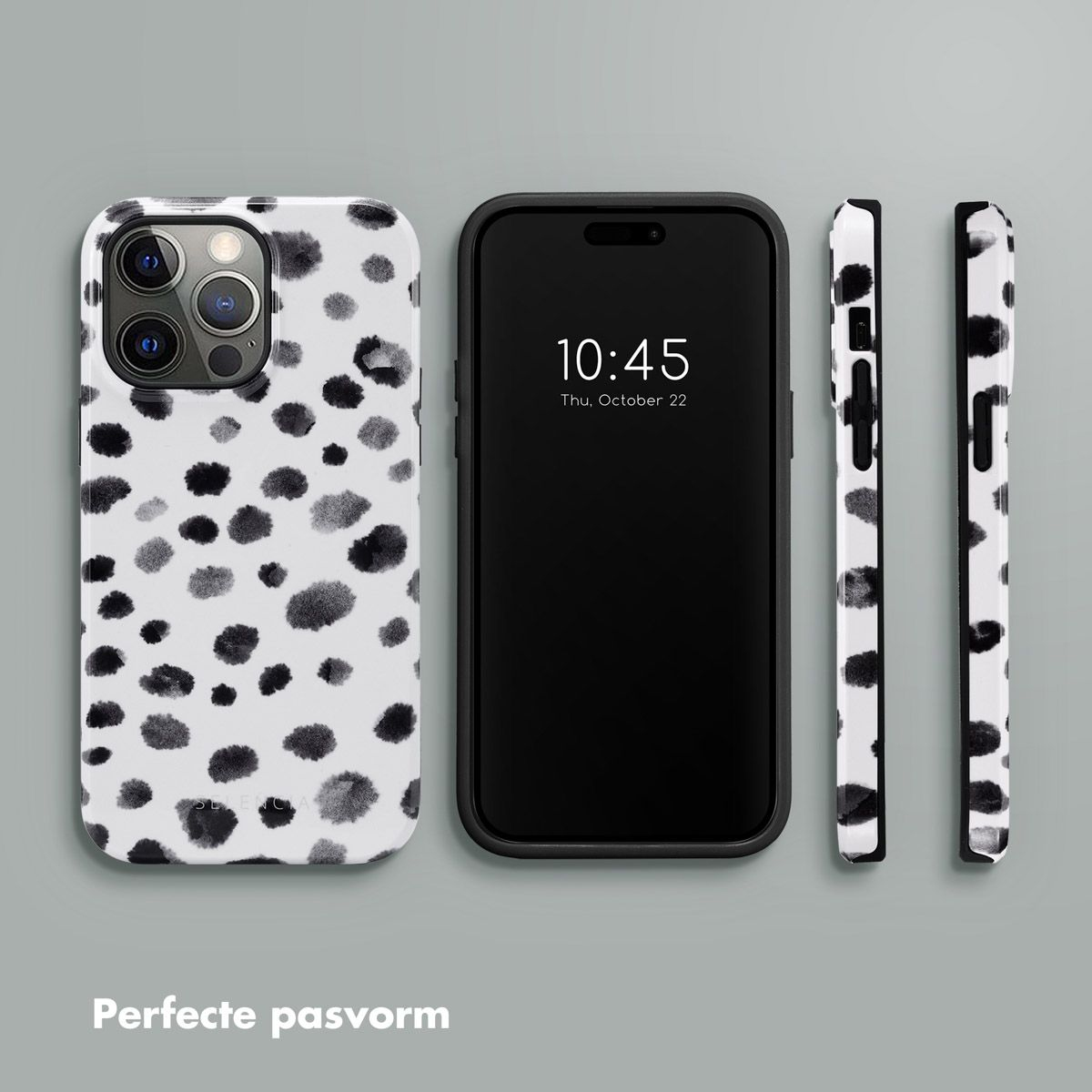 Een telefoon en accessoires met een zwart-wit dalmatiërpatroon. Het scherm toont de tijd.