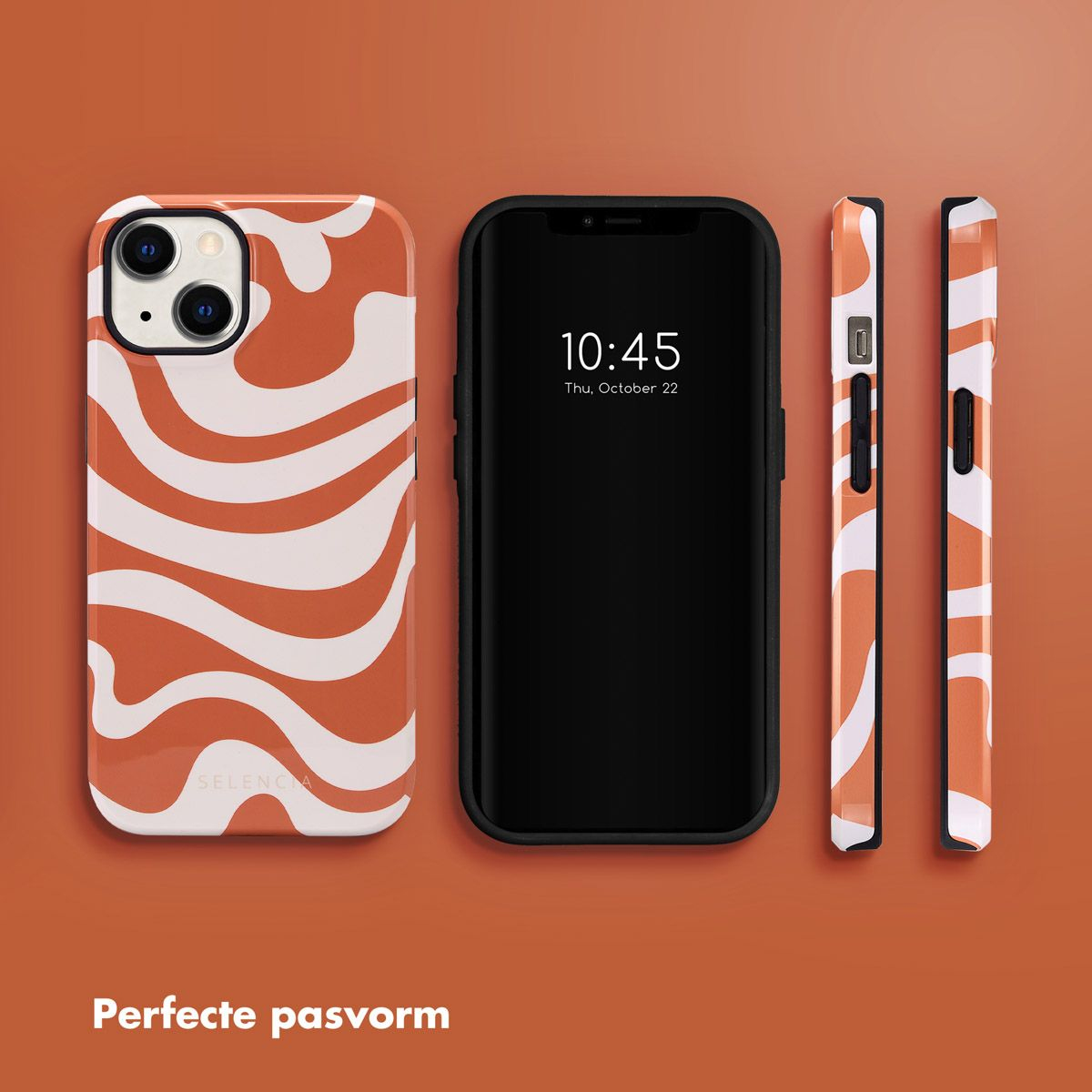 iPhone met hoesje, toont tijd. Hoesje heeft oranje en wit golvend ontwerp. Extra hoesjes en telefoon op oranje achtergrond.