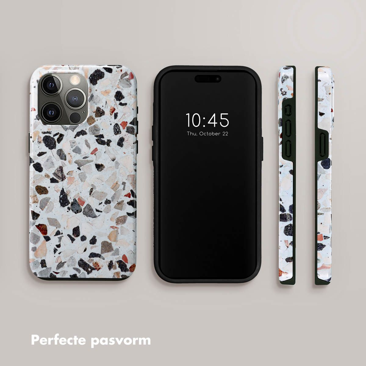 Een telefoon en twee telefoonhoesjes met een terrazzopatroon. De telefoon toont de tijd. Tekst onder: Perfecte pasvorm.
