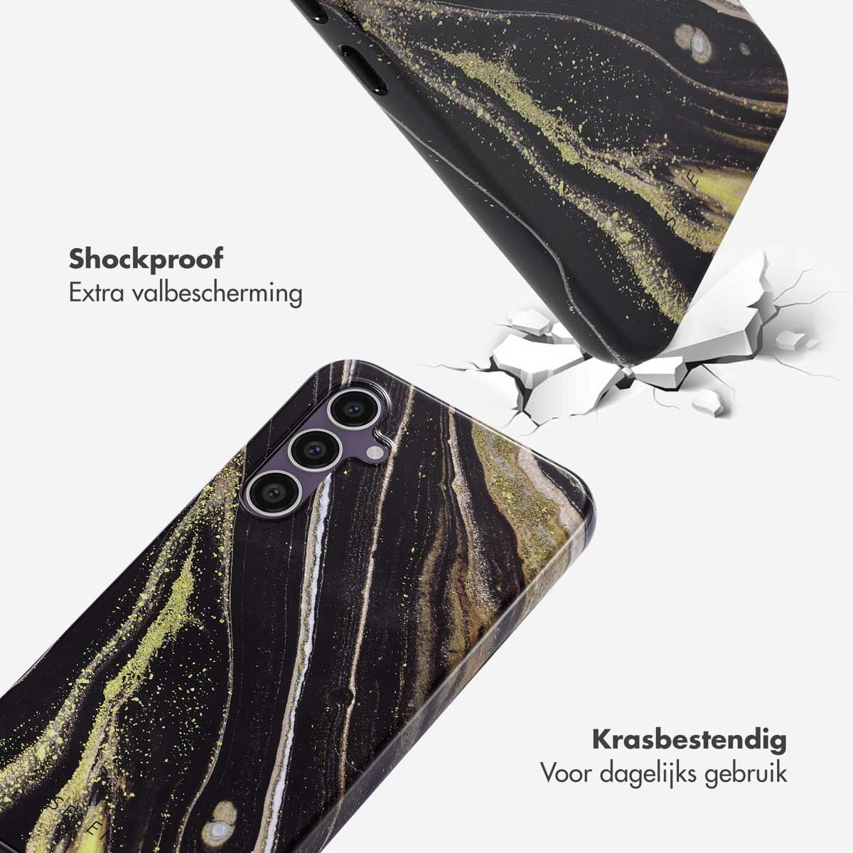 Gros plan de trois coques de téléphone avec un design marbré noir, or et blanc. Une coque semble percuter une surface brisée.