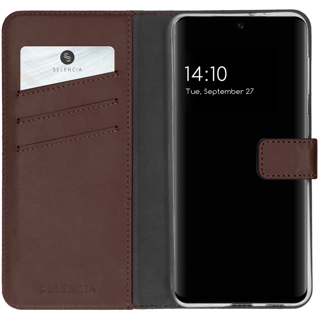 Una custodia per telefono in pelle marrone con un telefono. Il telefono mostra l'ora 14:10 del 27 settembre. Una carta è in una fessura.