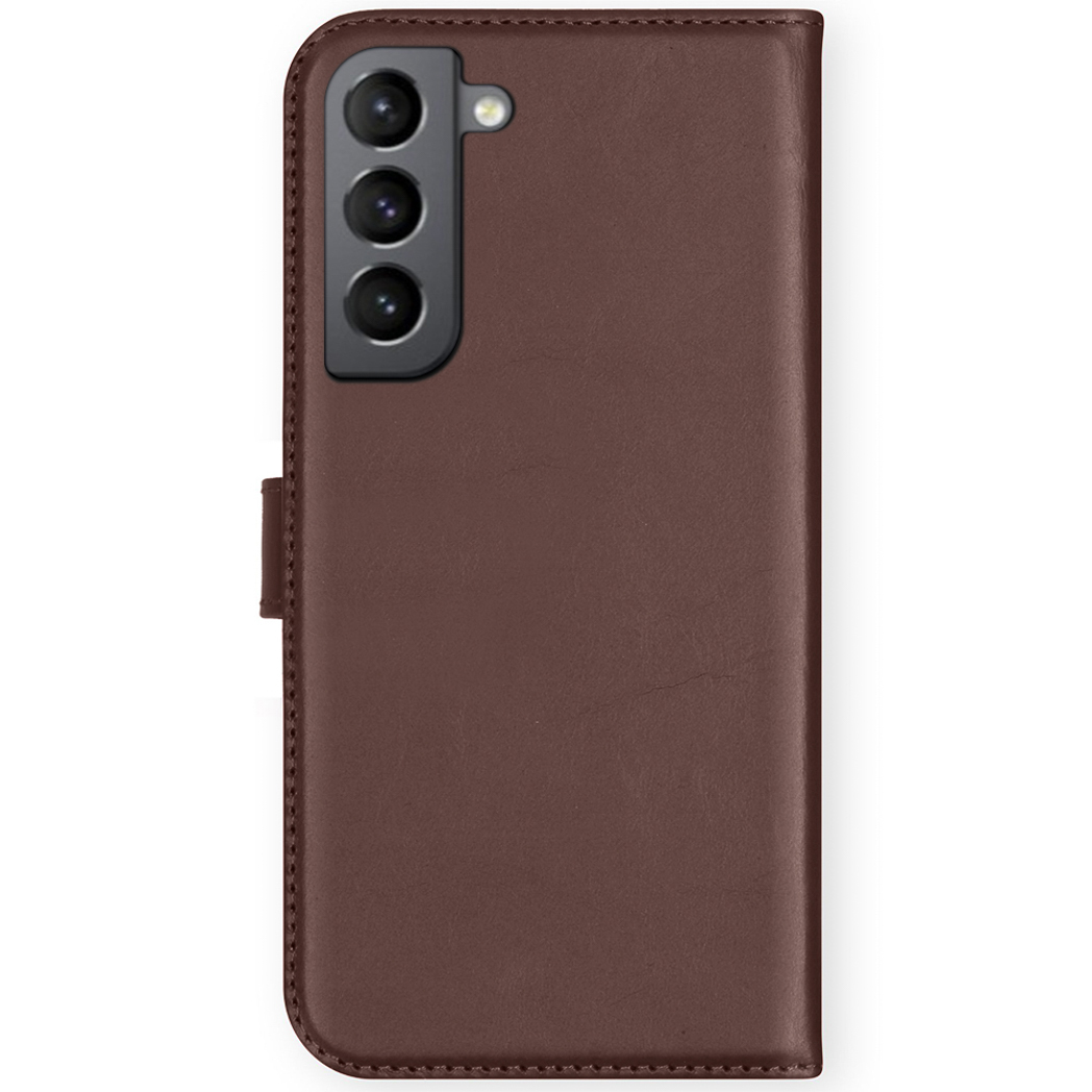 Custodia per telefono in pelle marrone. Caratterizzata da obiettivi della fotocamera, chiusura magnetica e bordi cuciti. La custodia è chiusa.