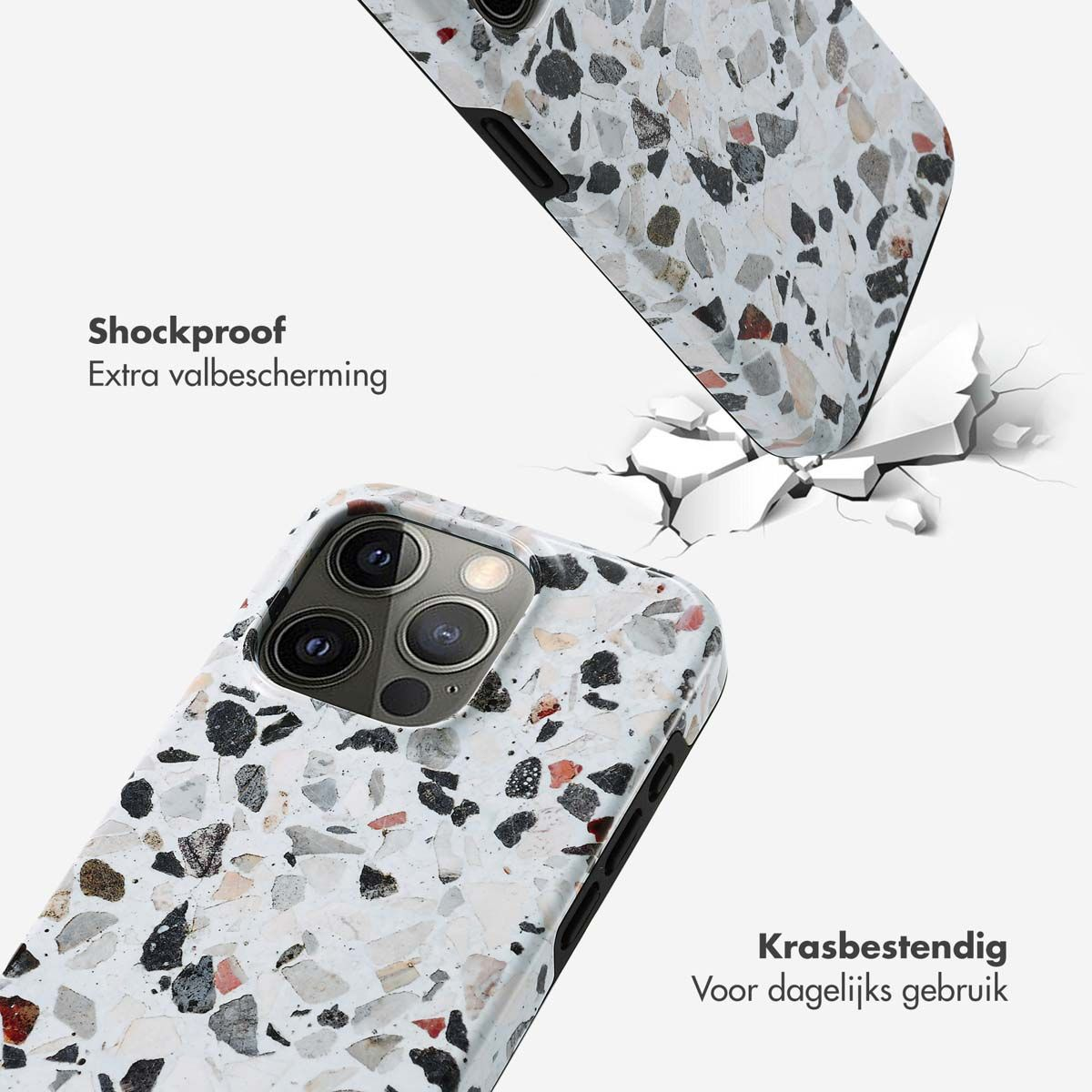 Deux coques de téléphone avec un motif terrazzo. L'une tombe, heurte le sol et provoque des fissures. Mots antichoc et résistant aux rayures.