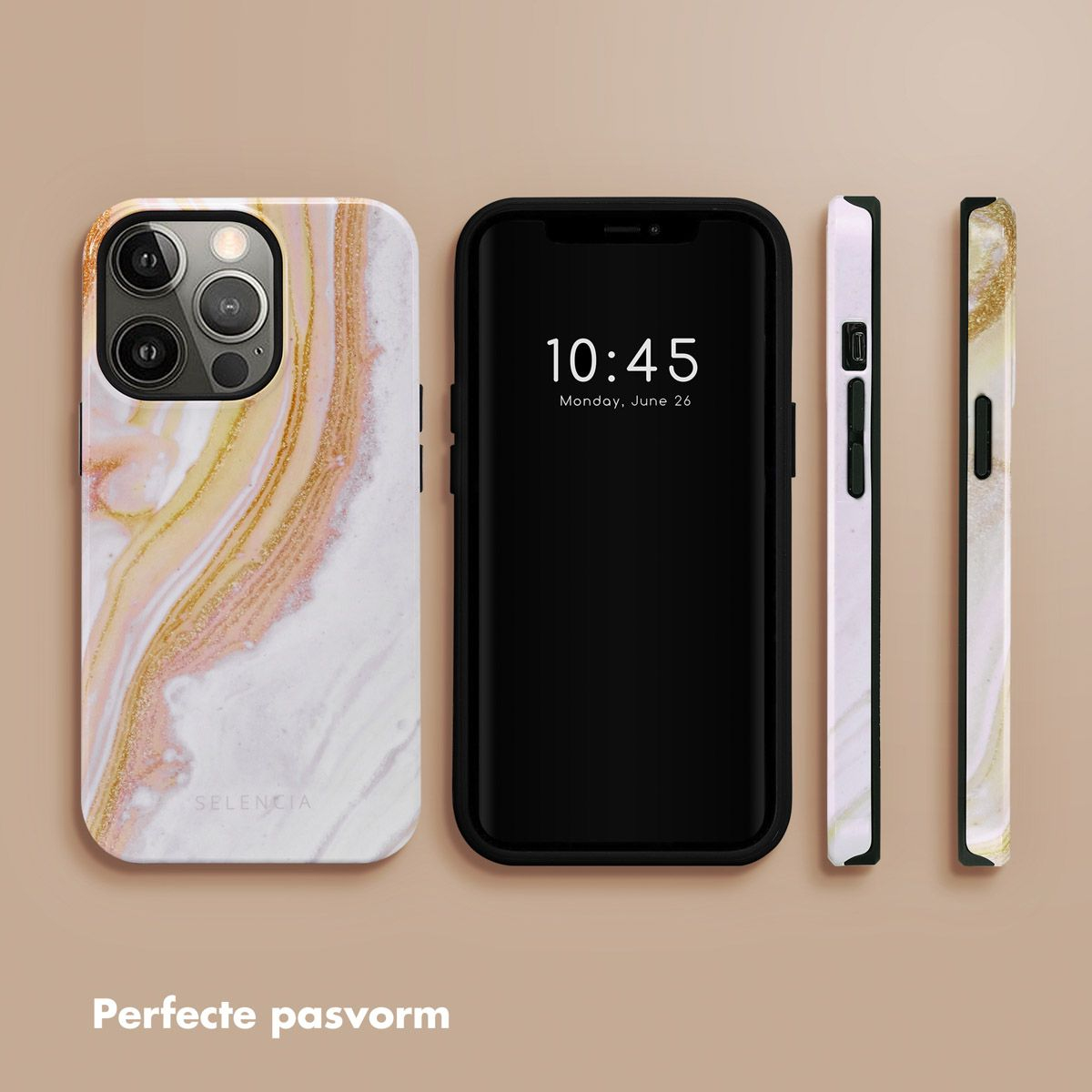 Een iPhone met een hoesje met marmerpatroon wordt weergegeven met zijn scherm aan, met de tijd erop. Twee telefoonhoesjes zijn rechts.