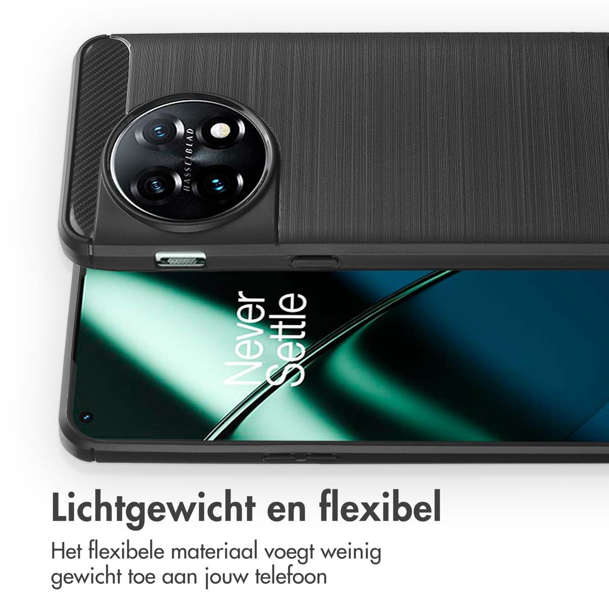 Gros plan d'un téléphone dans un étui noir. Le téléphone a un appareil photo Hasselblad. L'écran affiche 'Never Settle'.