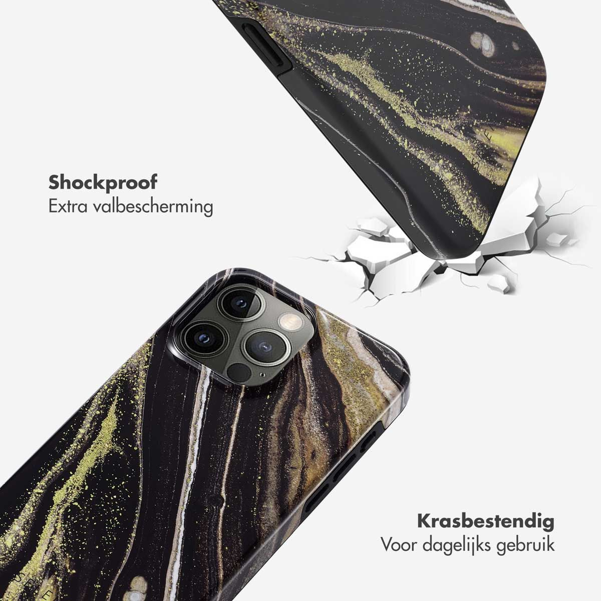 Deux coques de téléphone avec motif marbré, une tombant, l'autre intacte. Textes : 'Antichoc' et 'Résistant aux rayures'.