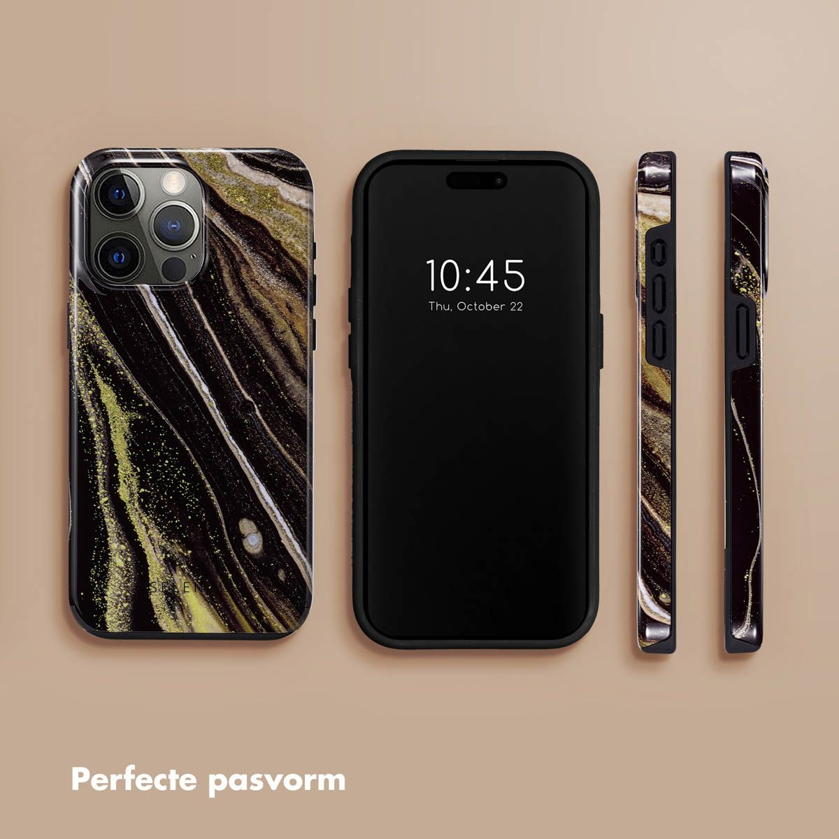Un téléphone et trois étuis. Les étuis ont un design en marbre noir et or. Le téléphone affiche l'heure 10:45 sur un écran noir.
