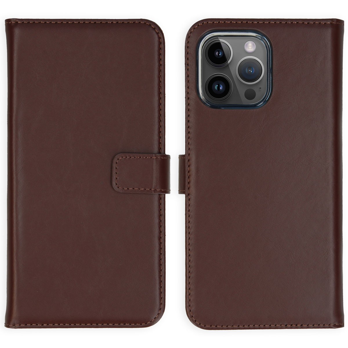 Un étui de téléphone en cuir marron est ouvert. Le côté gauche a un rabat avec fermeture magnétique. Le côté droit contient le téléphone.