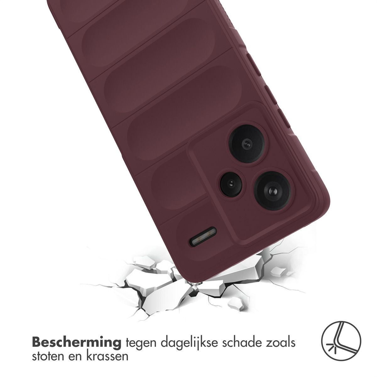 Een bordeauxrode telefoonhoes valt op een gebarsten wit oppervlak. De telefoonhoes heeft drie cameralenzen. Tekst: Bescherming tegen dagelijkse schade.