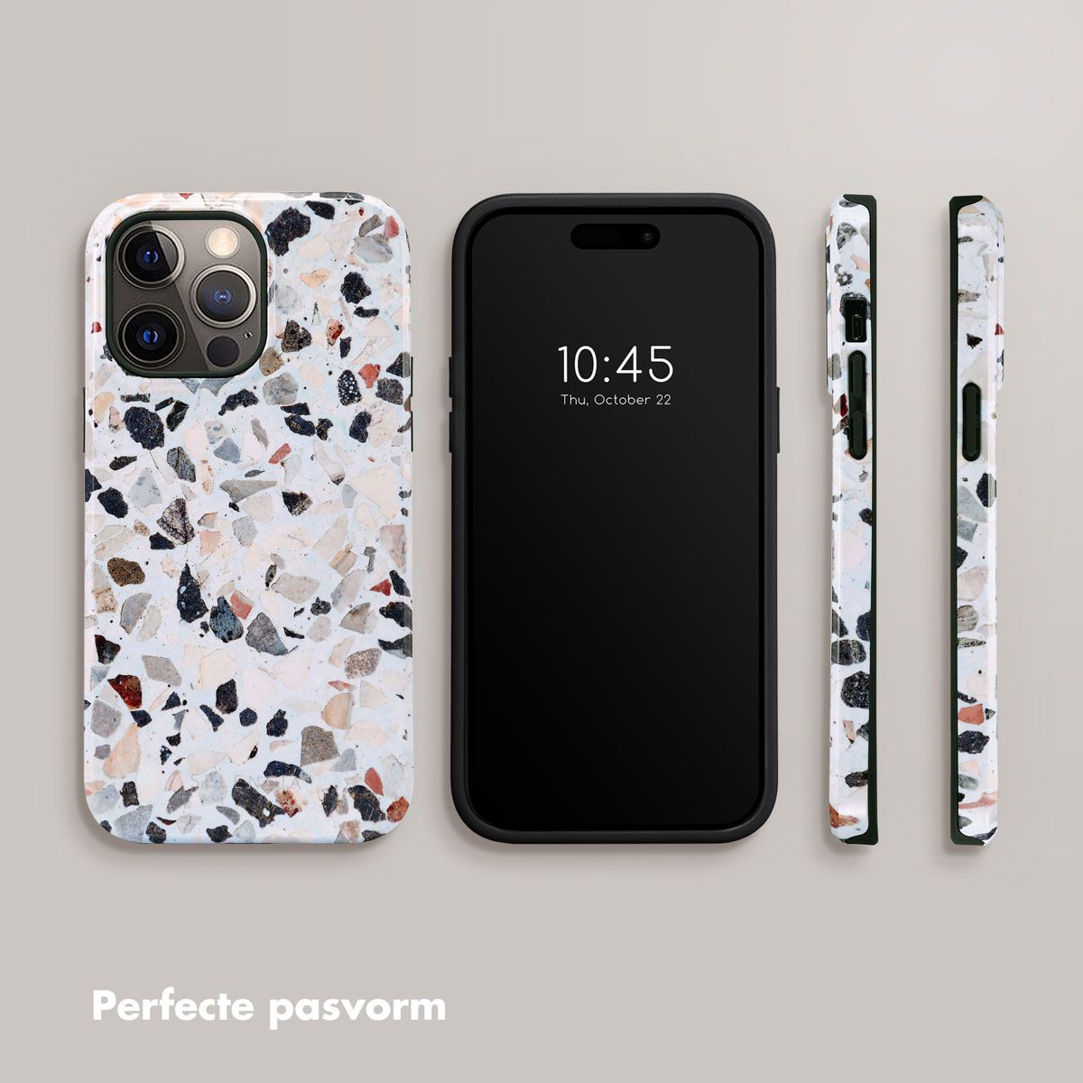 Een telefoon en telefoonhoesjes met een wit terrazzo ontwerp. Het scherm toont de tijd. Hoesjes worden vanuit meerdere hoeken getoond.