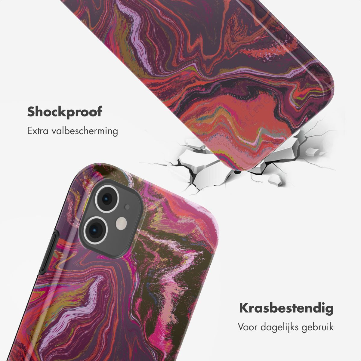 Twee telefoonhoesjes met marmerdesign. Eén is gebroken, wat bescherming toont. Tekst: Schokbestendig en Krasbestendig.