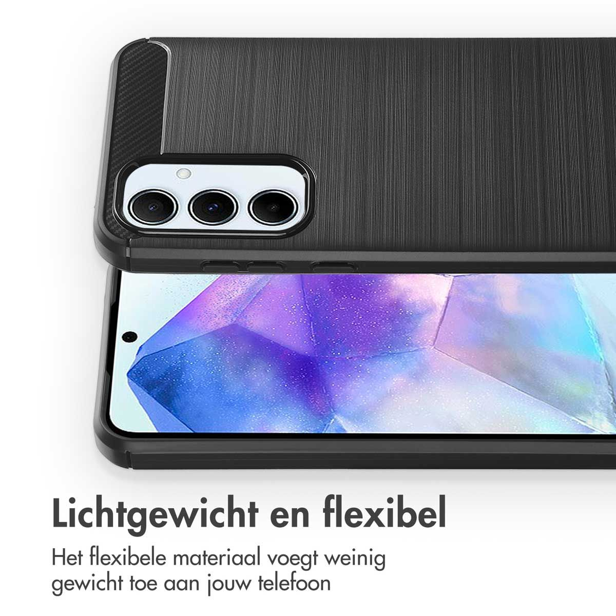 Gros plan d'un téléphone dans un étui noir. Le téléphone a trois lentilles de caméra. Le texte en bas dit 'Léger et flexible'.