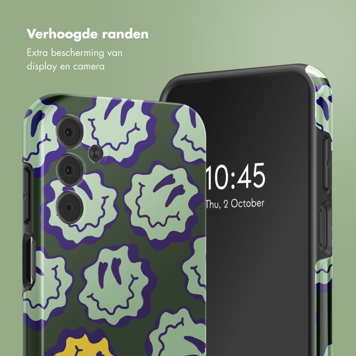 Twee smartphones met smiley-telefoonhoesjes. Eén toont de tijd. Groen en paars smiley-hoesje op een groene achtergrond.