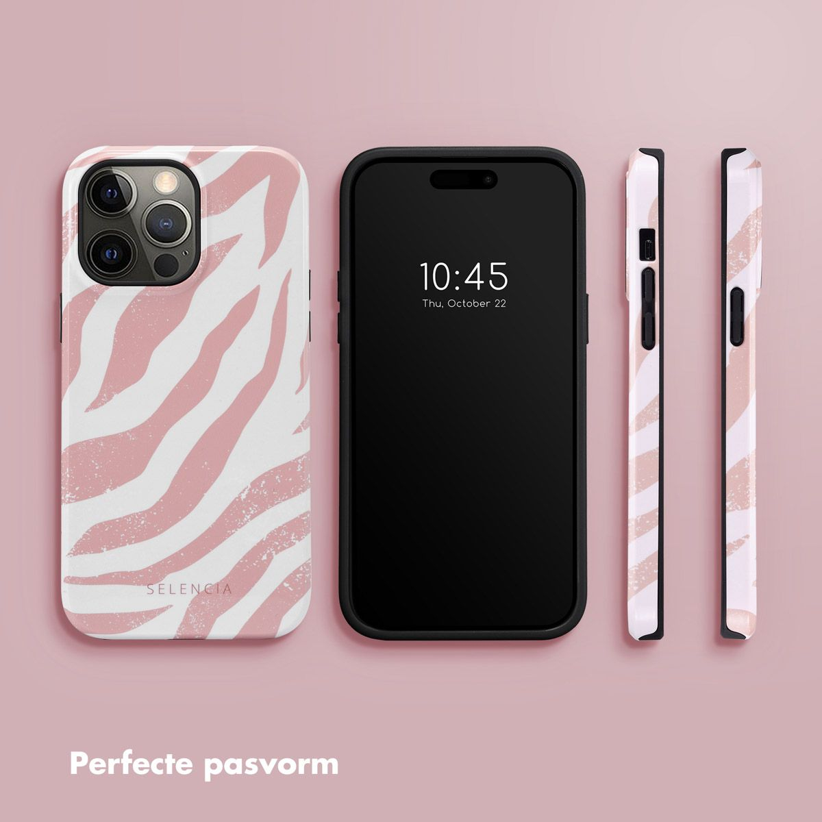 Een telefoon en twee hoesjes met roze zebraprint worden getoond op een roze oppervlak. De telefoon toont 10:45.