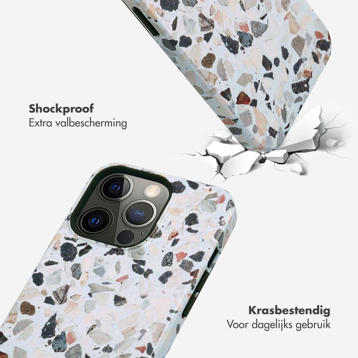 Twee telefoonhoesjes met een terrazzo patroon. Eén valt en raakt een oppervlak, waardoor scheuren ontstaan. Tekst: Schokbestendig en Krasbestendig.