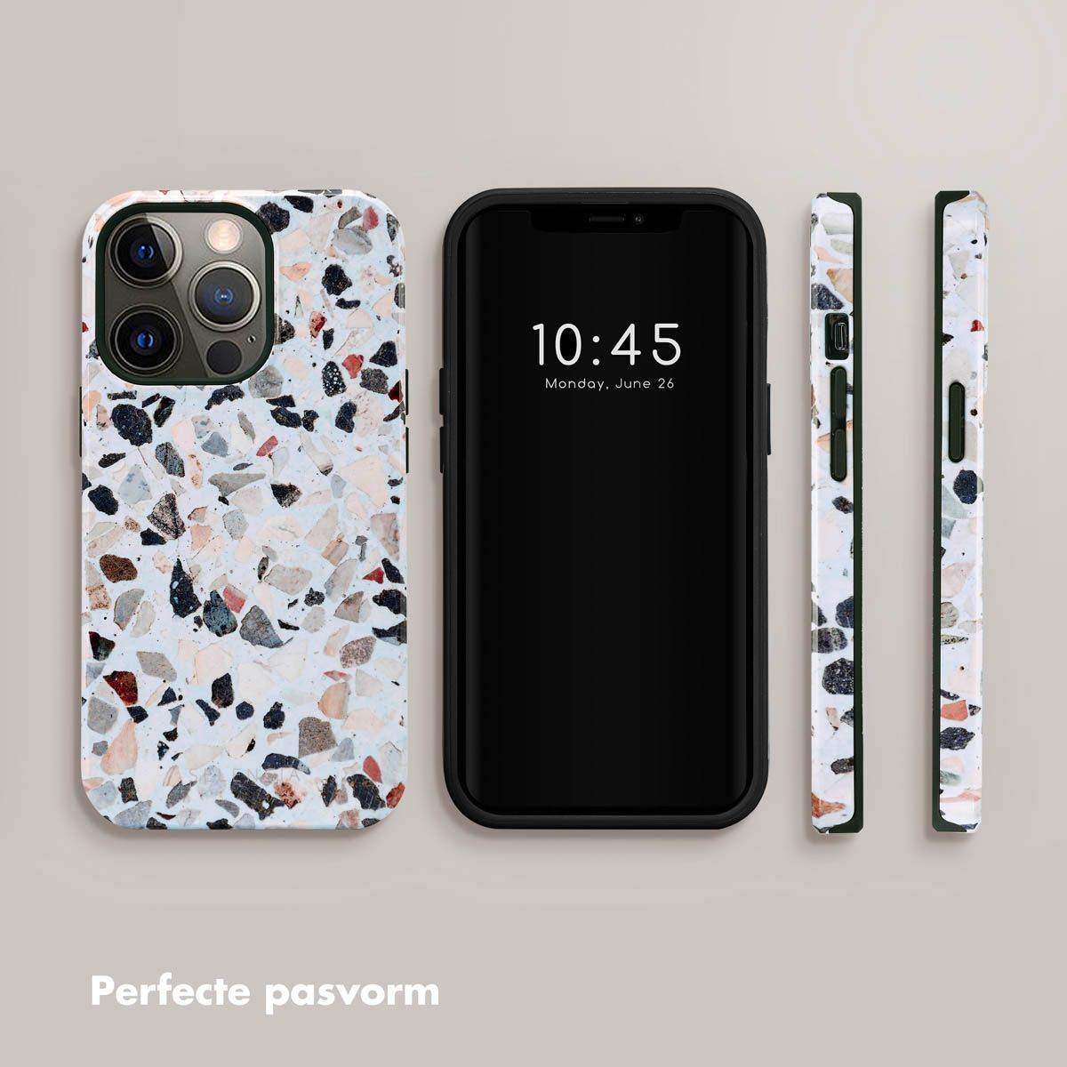 Een telefoon en telefoonhoesjes met een terrazzopatroon. De telefoon toont de tijd. Hoesjes zijn in verschillende oriëntaties.