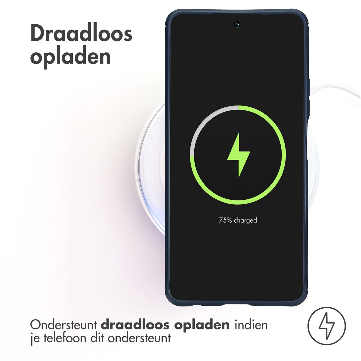 Een telefoon laadt draadloos op een wit oplaadpad. Het telefoonscherm toont een oplaadsymbool bij 75%. Er is ook Nederlandse tekst zichtbaar.