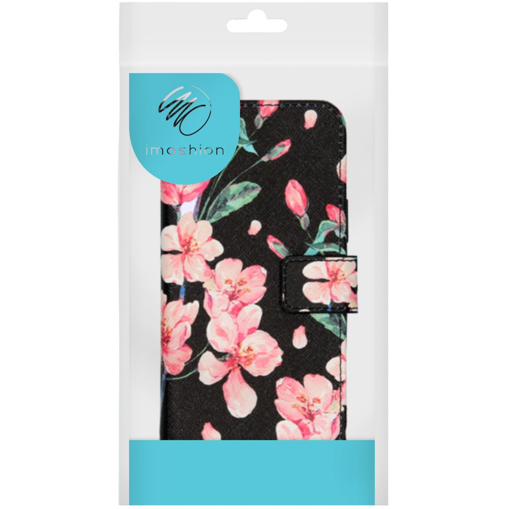 Een telefoonhoesje in een doorzichtige plastic verpakking. Het hoesje is zwart met een roze bloemenpatroon en een magnetische sluiting.