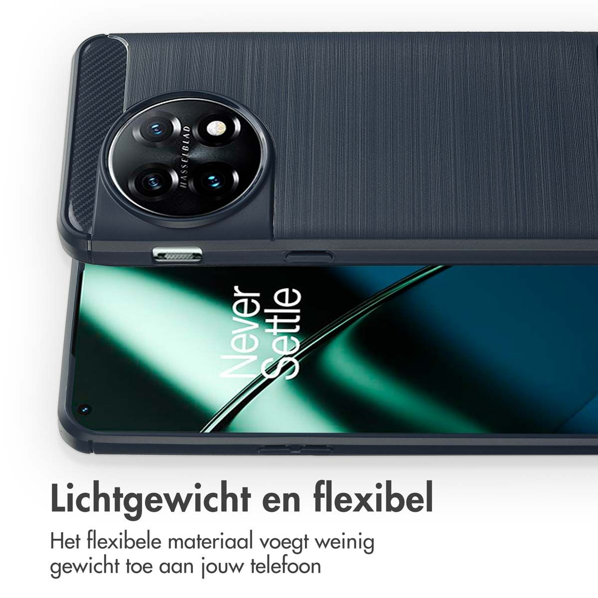 Un téléphone dans un étui bleu foncé. L'étui a un dos texturé et une grande bosse pour l'appareil photo. Texte : Never Settle, Lichtgewicht en flexibel.