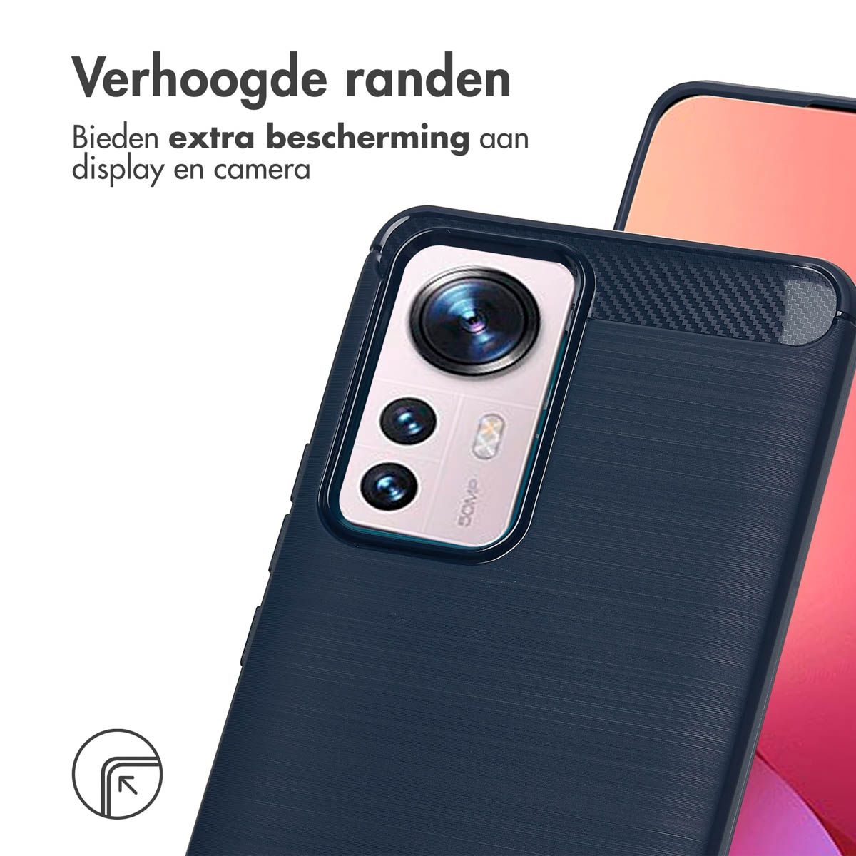 Close-up van een telefoonhoesje. De hoes is donkerblauw, de tekst bovenaan luidt 'Verhoogde randen'. De camera en het scherm van de telefoon zijn zichtbaar.