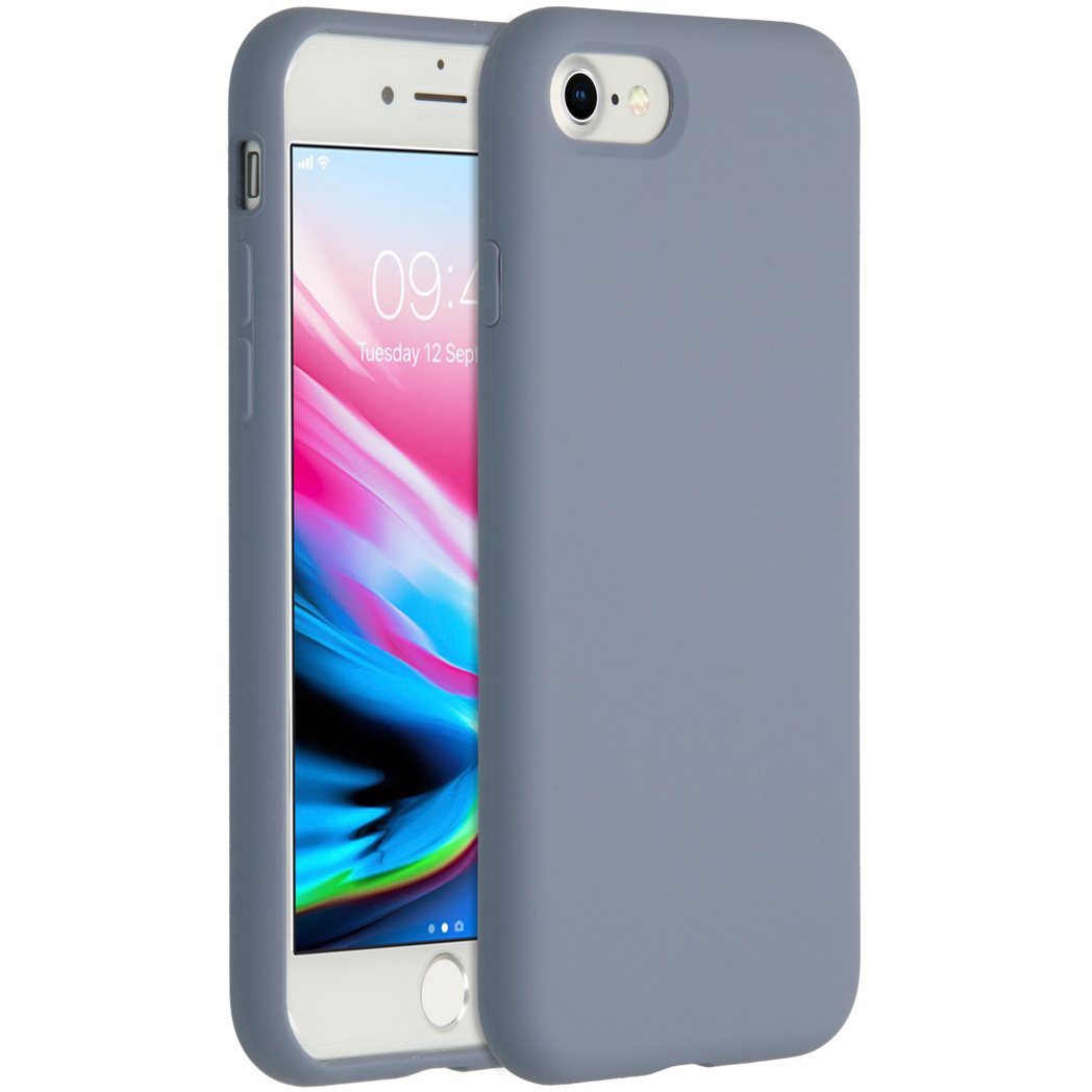 Een smartphone in een lichtblauwe hoes wordt weergegeven. Het scherm toont de tijd. De hoes bedekt de achterkant en zijkanten.