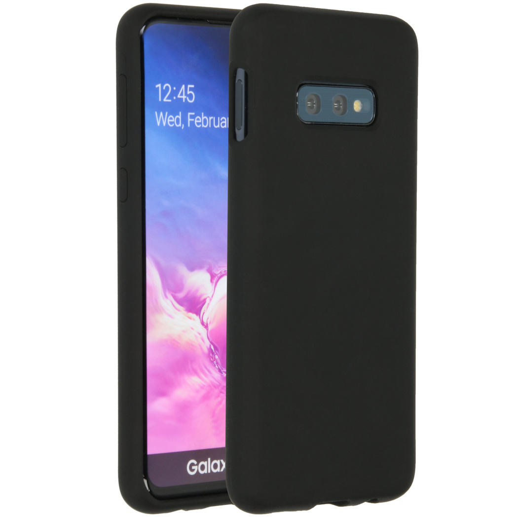 Een zwarte telefoonhoes naast een telefoon met een scherm waarop de tijd en datum worden weergegeven. Het scherm van de telefoon is zichtbaar.
