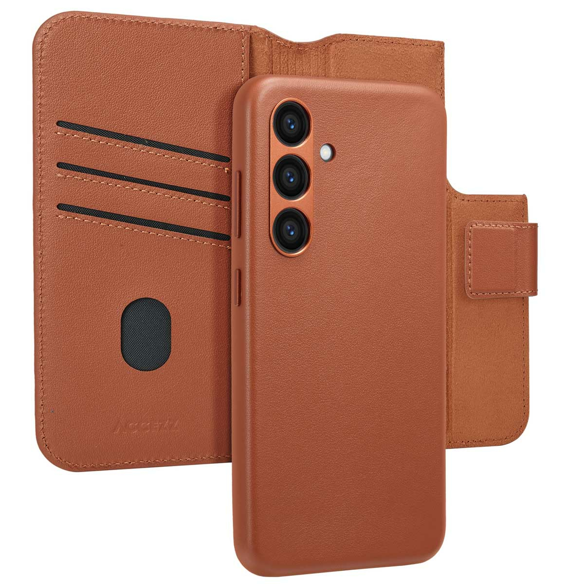 Un étui de téléphone en cuir marron avec trois lentilles d'appareil photo. L'étui est ouvert, montrant des fentes pour cartes et un style portefeuille.