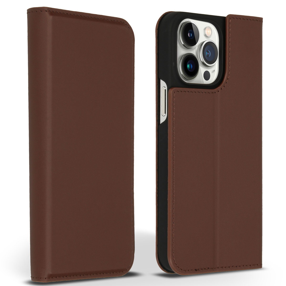 Étui de téléphone en cuir marron. L'étui a un rabat. Le téléphone a plusieurs caméras. Le fond est blanc.