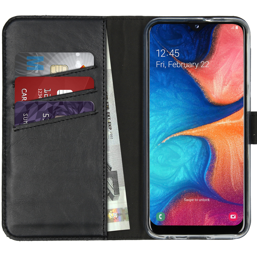 Étui de téléphone noir avec un téléphone affichant l'heure. Cartes de crédit et devise sont visibles à l'intérieur de l'étui.