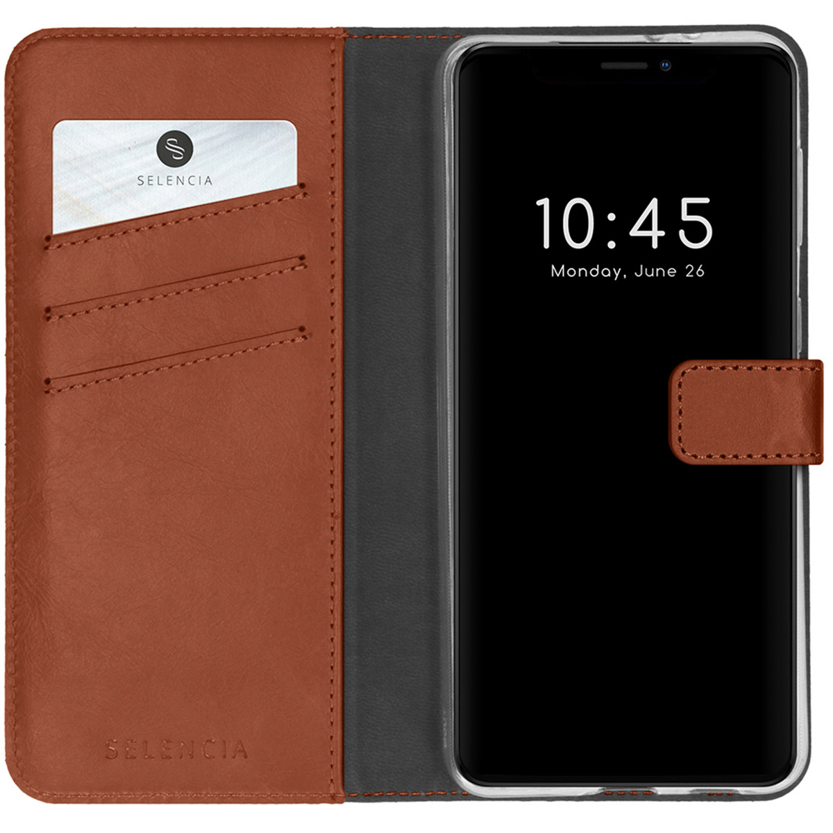 Een bruine leren telefoonhoes met een telefoon erin. De telefoon toont 10:45 en maandag 26 juni. Kaarthouder met een Selencia-kaart.