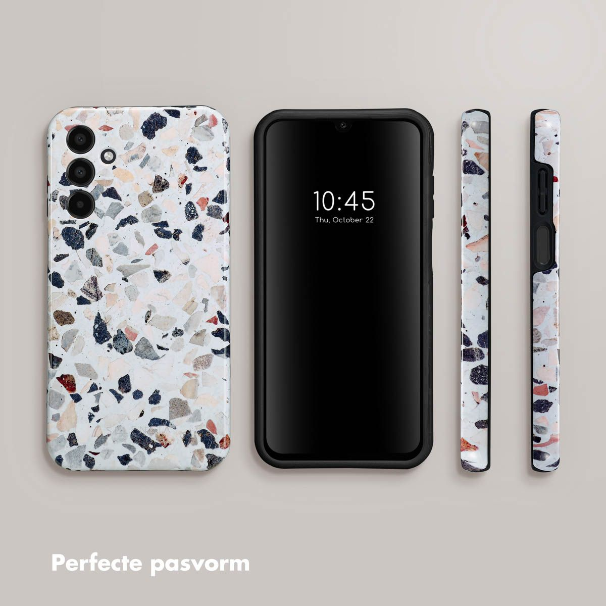 Een telefoon en drie hoesjes. De telefoon toont de tijd. Hoesjes hebben een wit, grijs en roze gespikkeld patroon.