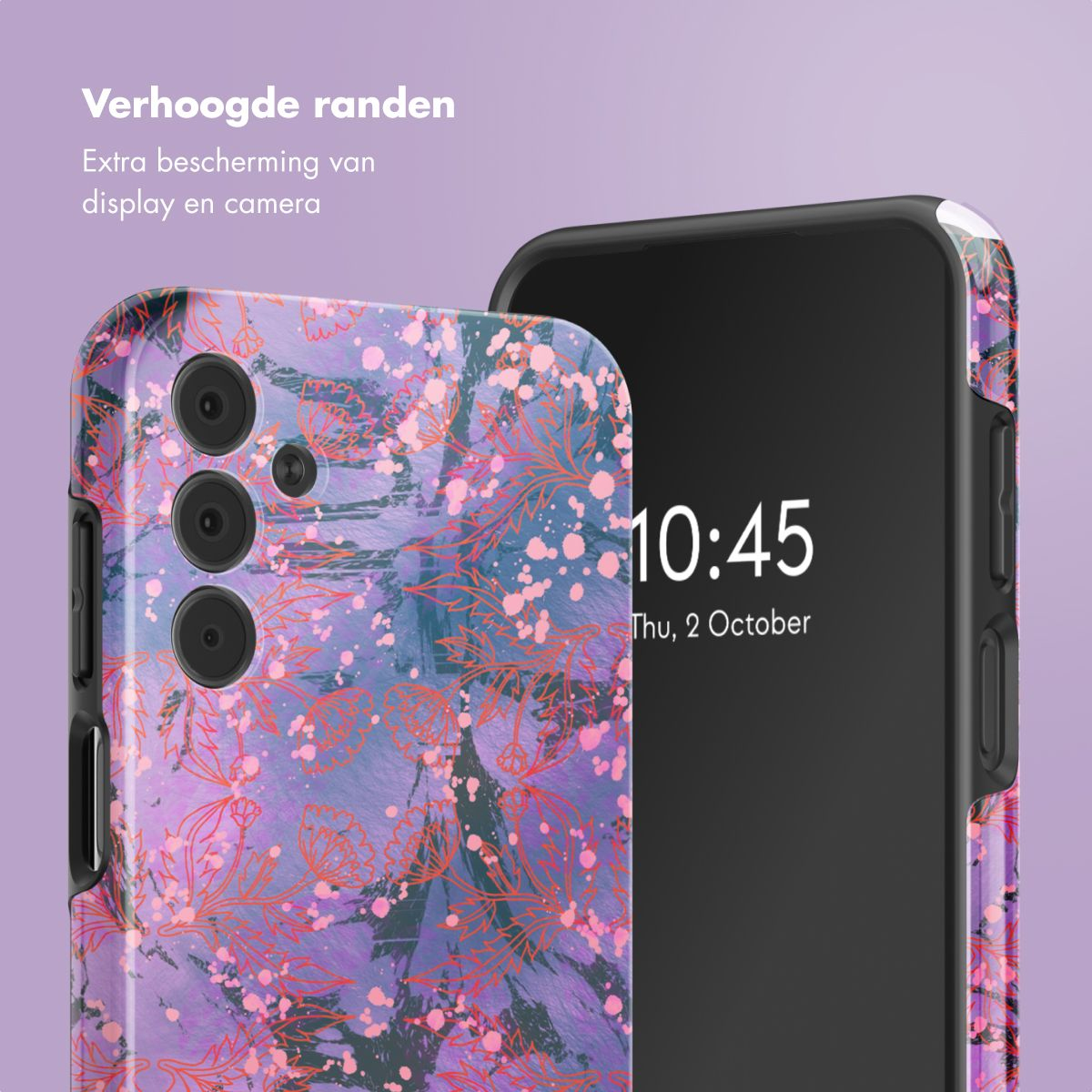 Une coque de téléphone avec un motif floral et un téléphone avec un écran noir affichant l'heure.