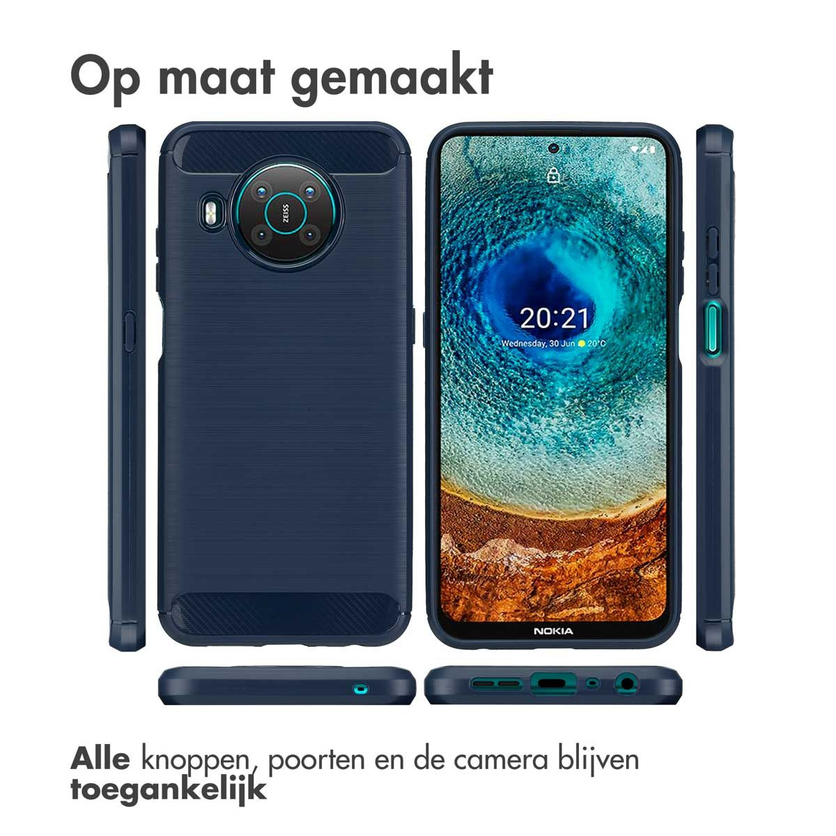 Eine dunkelblaue Handyhülle neben einem Handy, das einen Sperrbildschirm mit der Uhrzeit zeigt. Text unten: Alle knoppen, poorten en de camera blijven toegankelijk.
