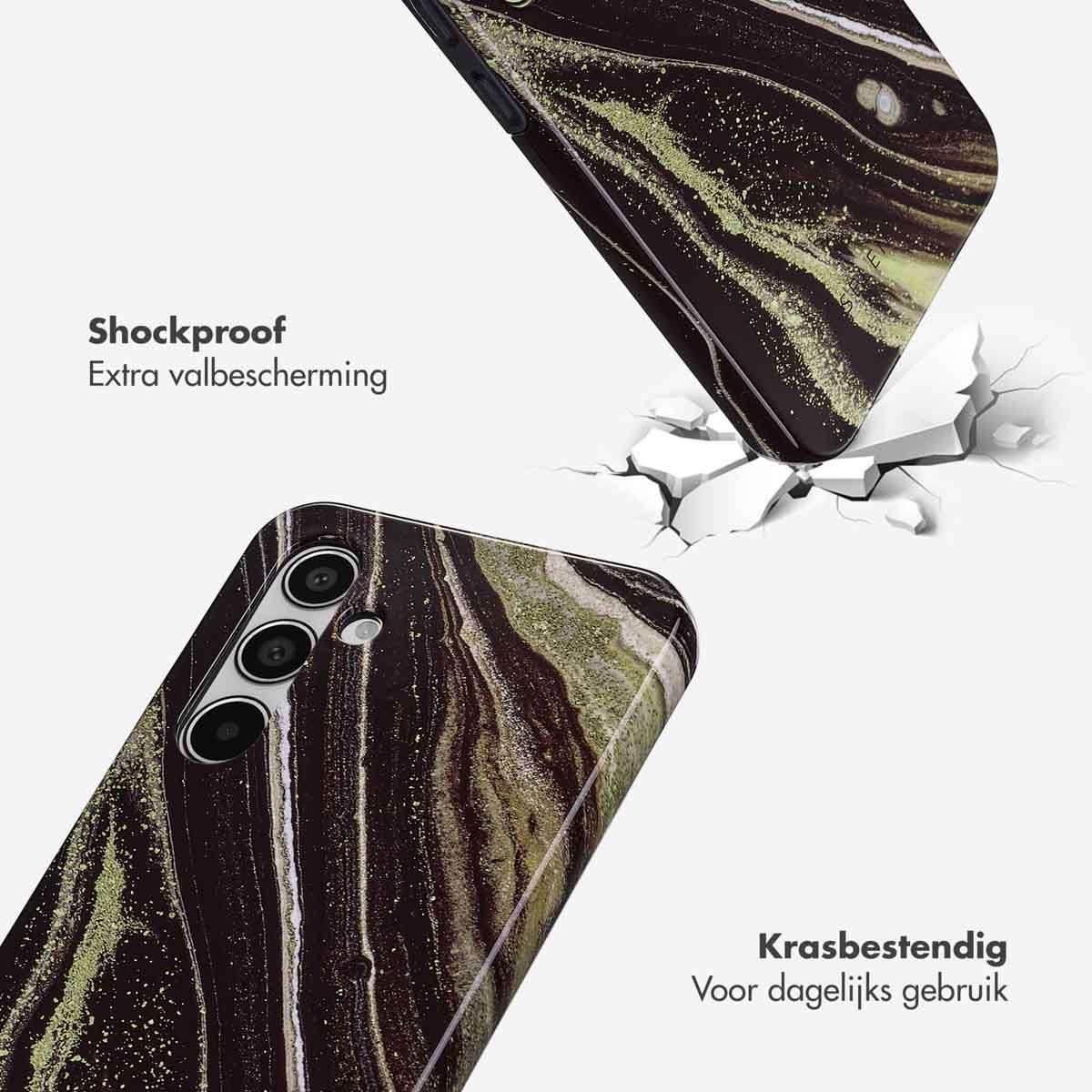 Twee telefoonhoesjes met marmertextuur, één raakt de grond en veroorzaakt scheuren. Tekst: 'Schokbestendig' en 'Krasbestendig'.