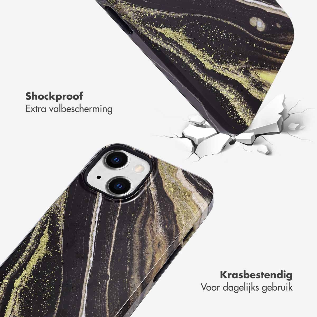 Deux coques de téléphone avec un design marbré. L'une brise une surface, montrant des caractéristiques antichoc et résistantes aux rayures.
