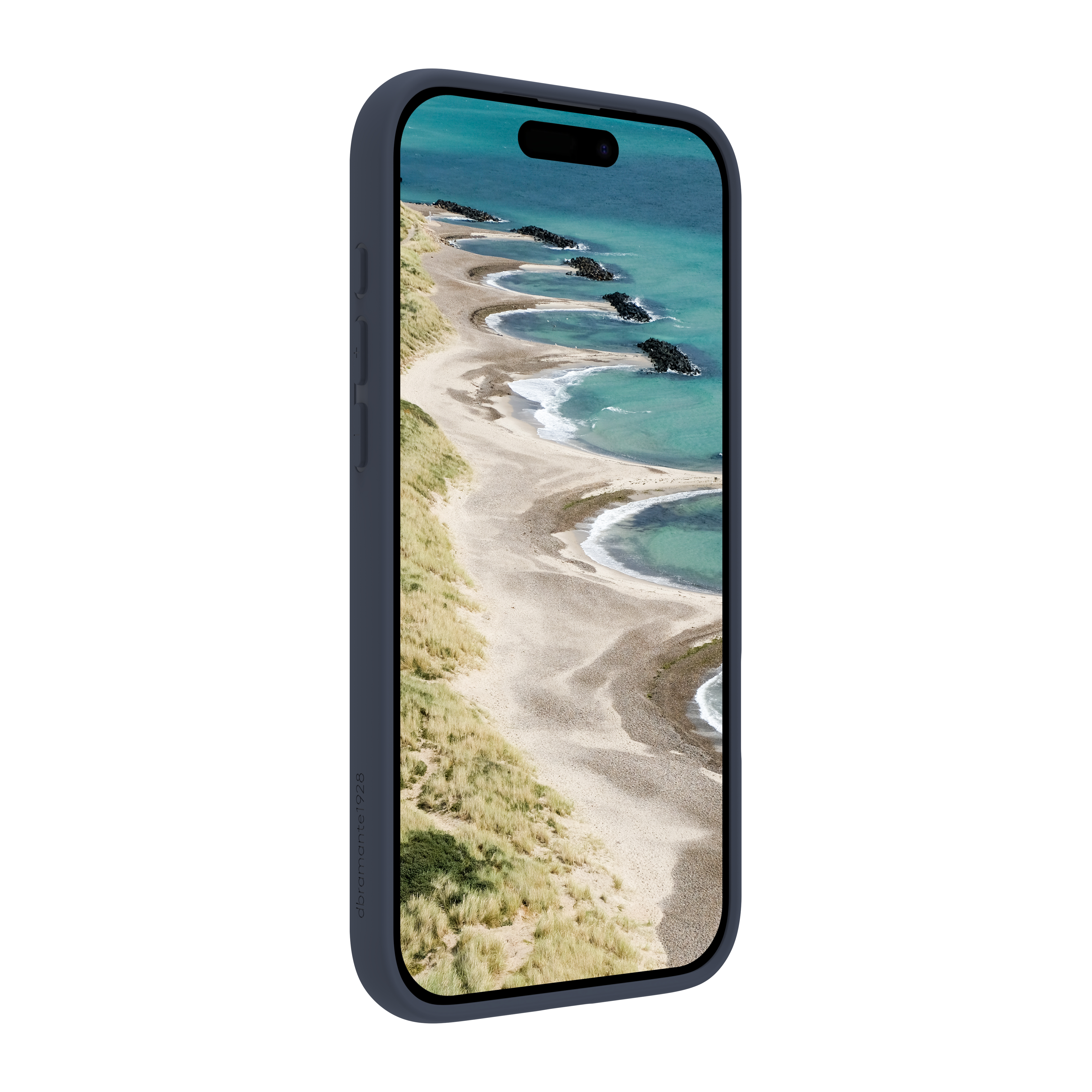 Uno smartphone mostra una scena di spiaggia. Il telefono è in una custodia blu scuro. La spiaggia ha sabbia, erba e rocce.