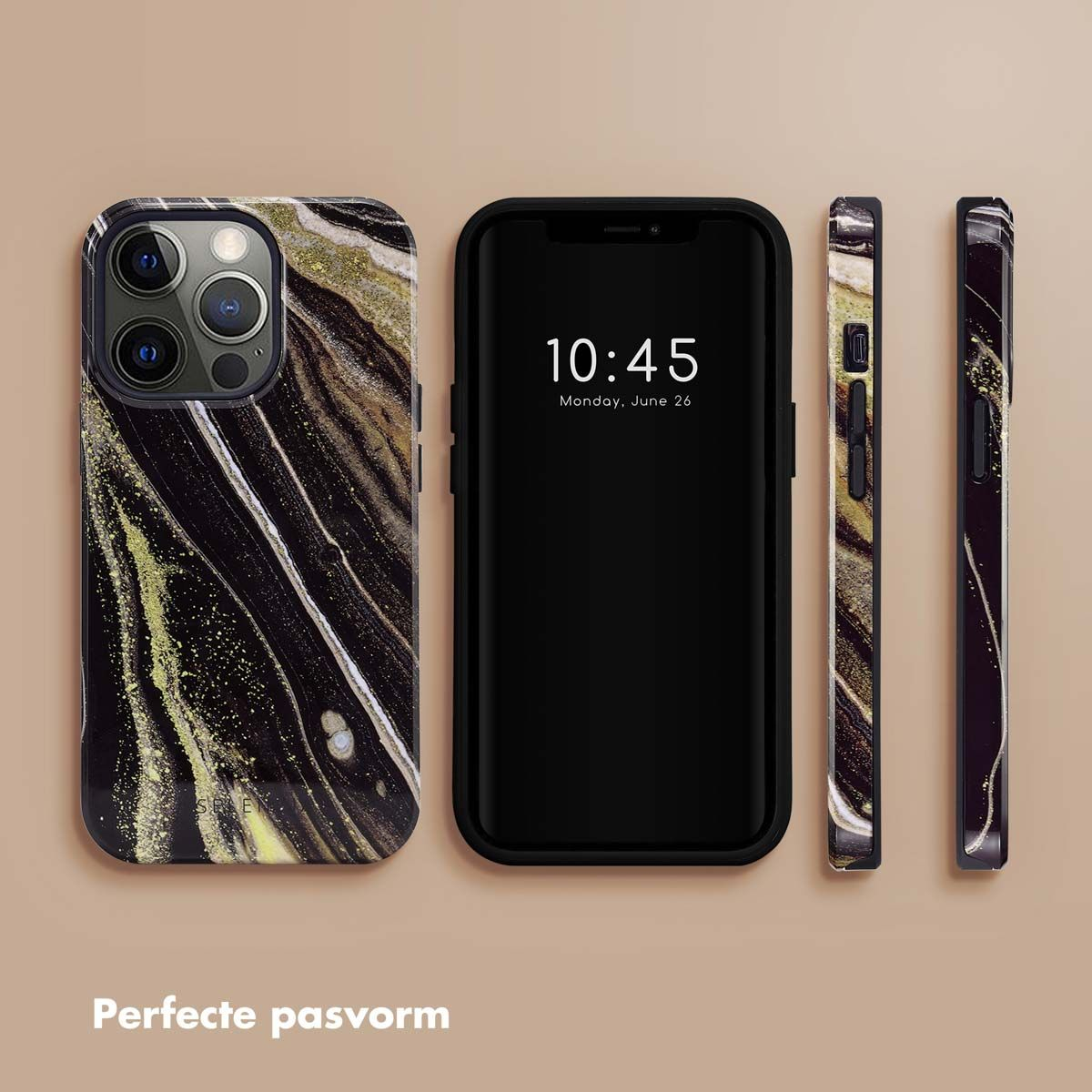 Un téléphone et trois étuis avec un design en marbre noir, doré et blanc. Le téléphone affiche l'heure et la date.