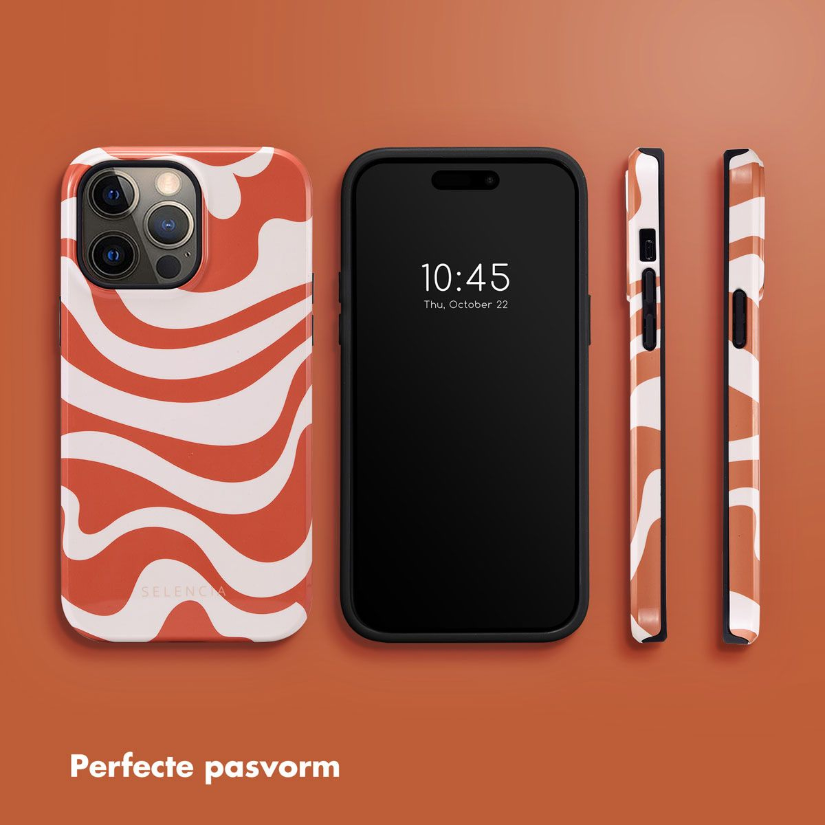 Een telefoon en drie hoesjes. De telefoon toont de tijd. Hoesjes hebben een oranje en wit wervelpatroon. De achtergrond is oranje.