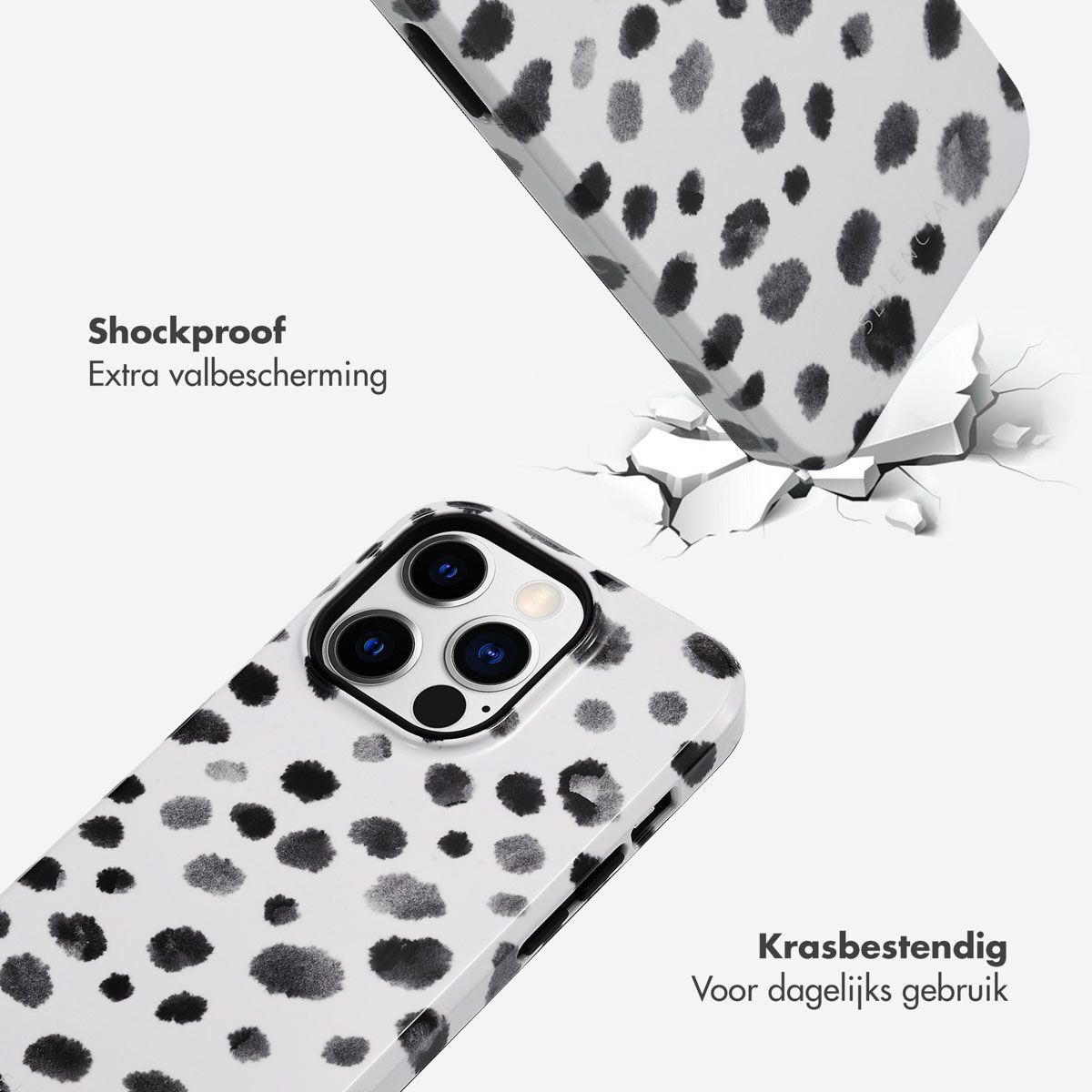 Twee telefoonhoesjes met dalmatiër vlekken, één verbrijzelt het oppervlak eronder. Tekst: 'Schokbestendig' en 'Krasbestendig'.