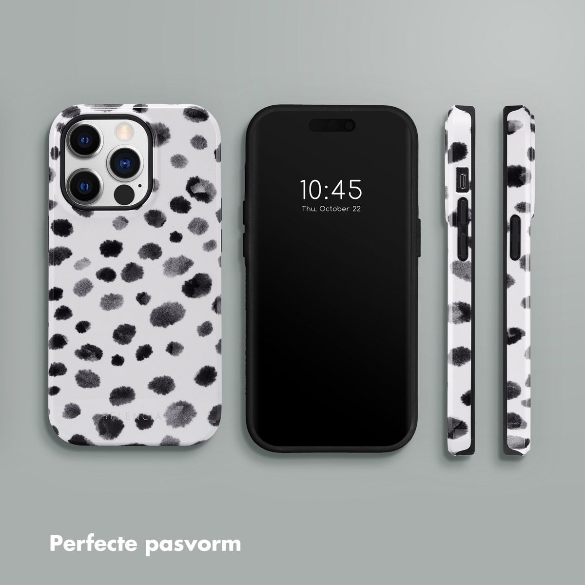 Een telefoon en telefoonhoesjes, één zwart en twee met witte achtergrond en zwarte vlekken. De telefoon toont 10:45 op het scherm.