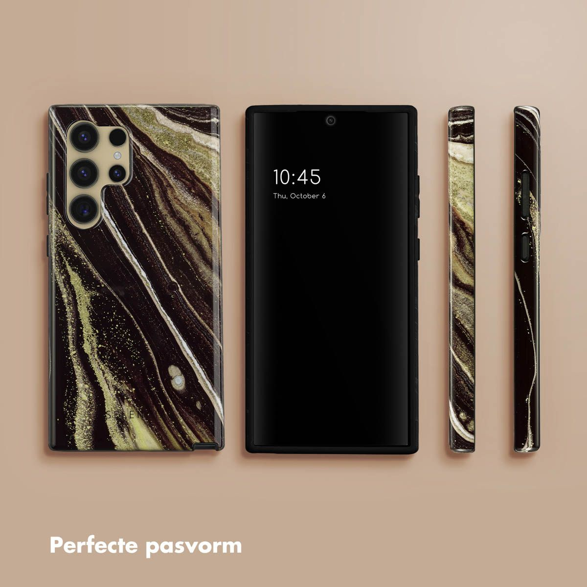 Een telefoon en drie hoesjes met marmerontwerpen. De telefoon toont 10:45, do. 6 oktober. De achtergrond is een neutrale perzikkleur.