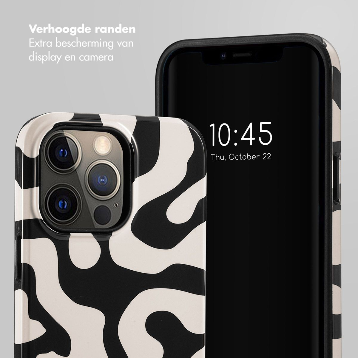Twee smartphones met patroonhoesjes. Eén toont een zwart scherm met tijd en datum. De andere heeft een zwart-wit ontwerp.