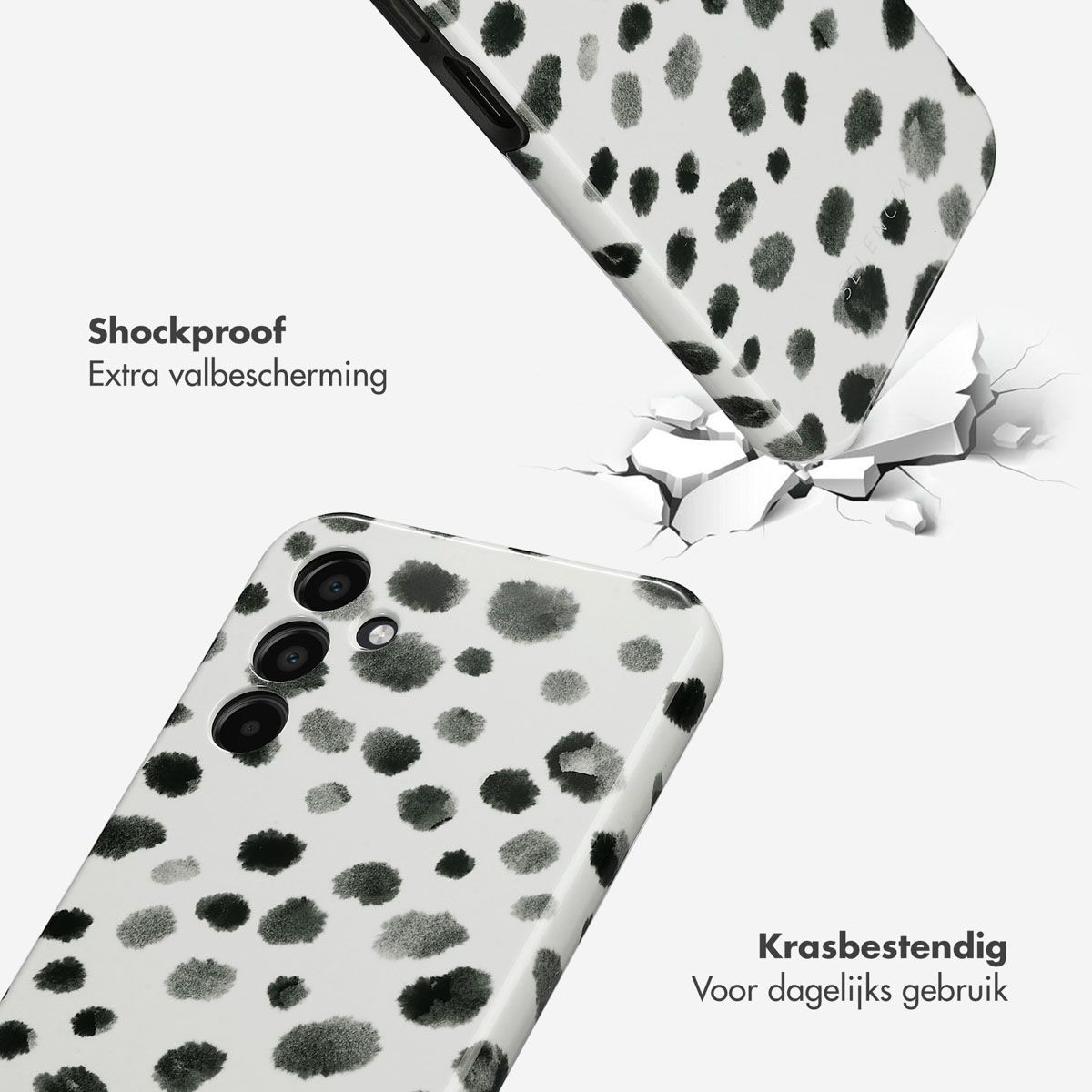 Telefoonhoesjes met Dalmatische vlekken, één gebarsten. Tekst: Schokbestendig en Krasbestendig.