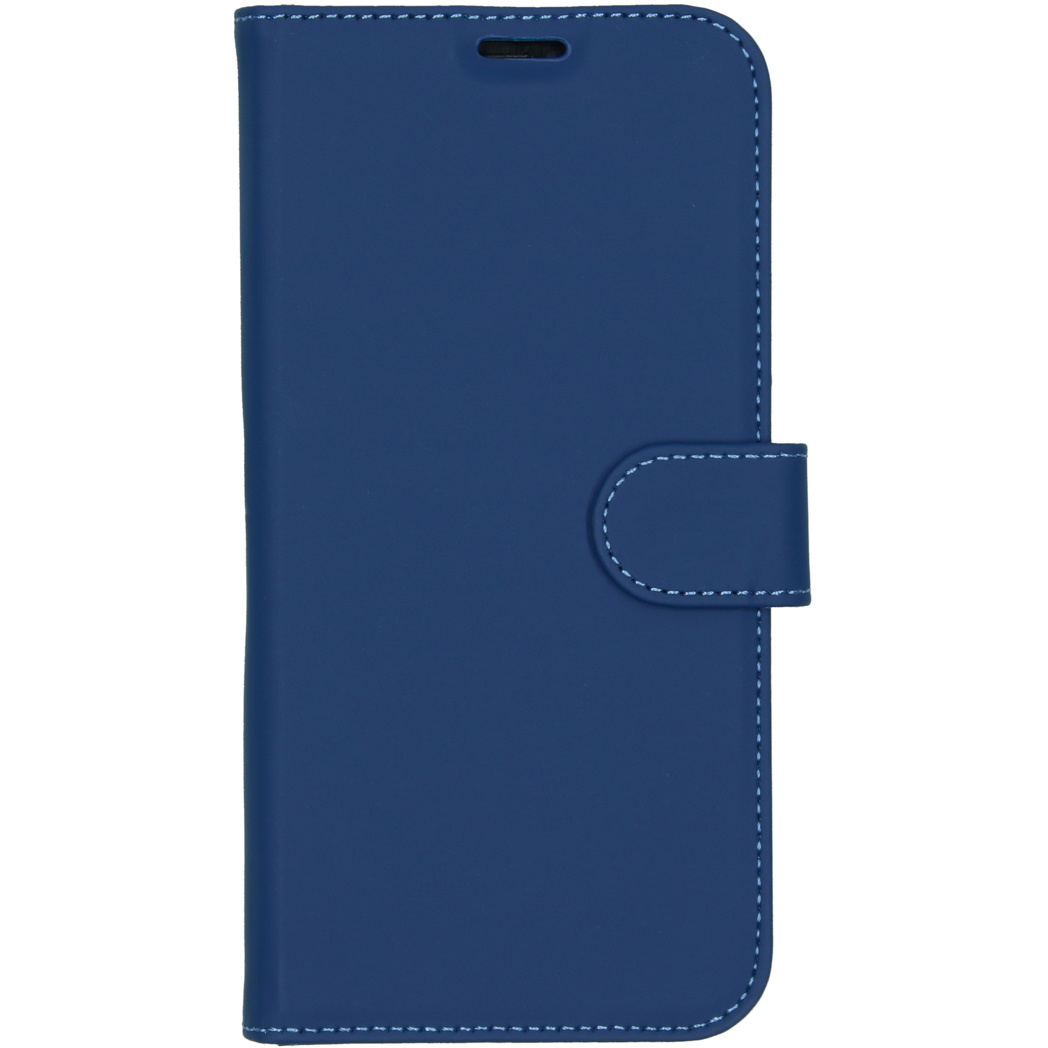 Een blauwe telefoonhoes met een magnetische sluiting. De hoes is gesloten. Witte stiksels omlijnen de randen en de sluiting.