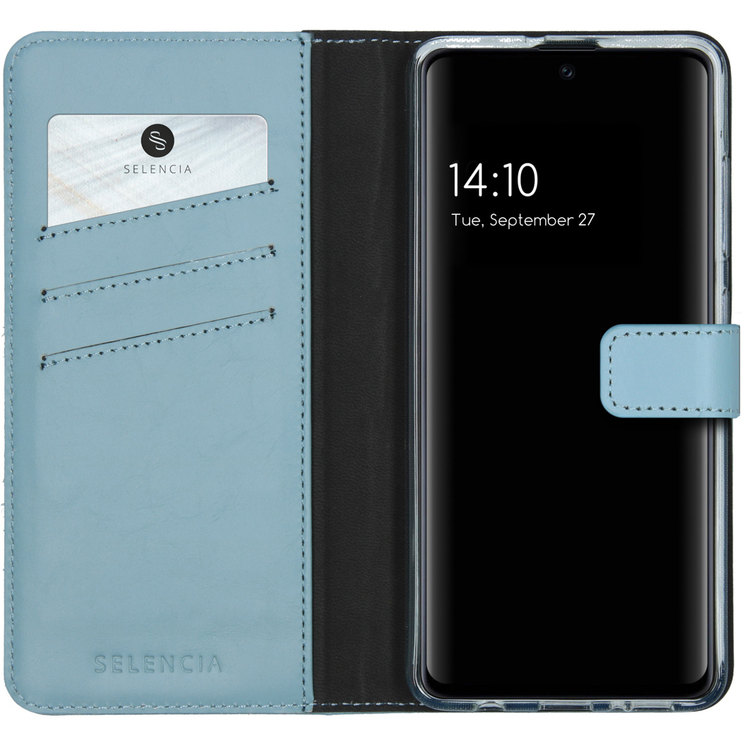 Open telefoonhoes met telefoon waarop 14:10, di 27 september staat. Lichtblauw leer met kaartsleuf en SELENCIA-logo.